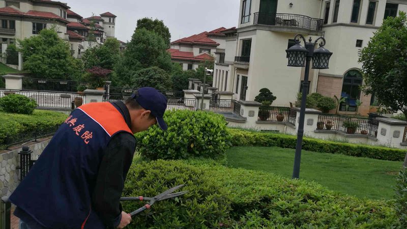 家用自动割草机器人主要依靠以下原理实现自动割草：